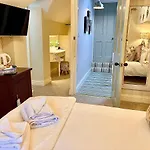 Bed & Breakfast Storrs Gate House 4*