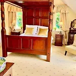 Bed & Breakfast Storrs Gate House 4*