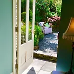 לינה וארוחת בוקר Storrs Gate House No Pets Allowed 4*