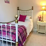 Storrs Gate House Bed & Breakfast 4*