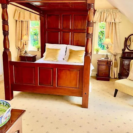 Bed & Breakfast Storrs Gate House No Pets Allowed 4*
