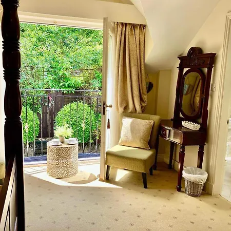 Bed & Breakfast Storrs Gate House 5*