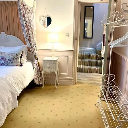 Bed & Breakfast Storrs Gate House 5*