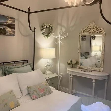 Storrs Gate House No Pets Allowed 4*