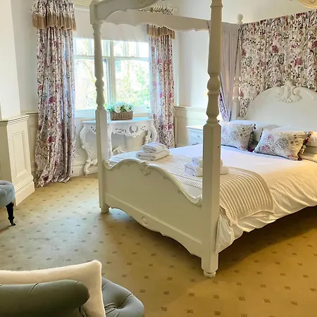 Storrs Gate House No Pets Allowed 4*