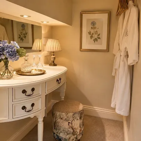 Storrs Gate House No Pets Allowed Bed and Breakfast