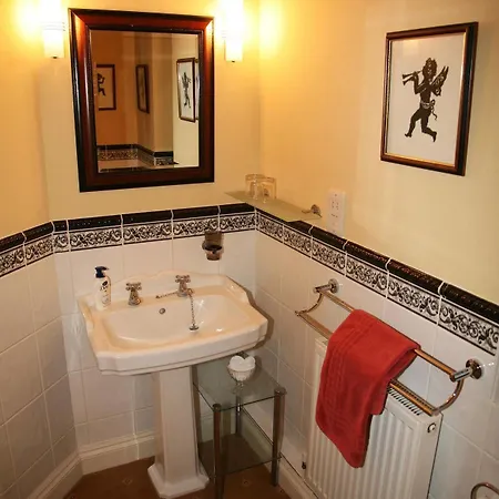 Storrs Gate House No Pets Allowed 4*