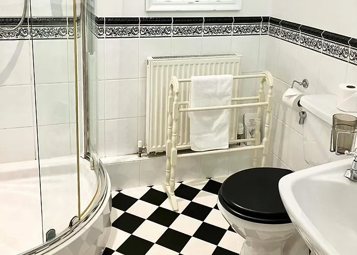 ستورز جيت هاوس باونيس أون وينديرمير