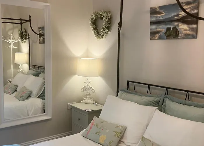 ستورز جيت هاوس باونيس أون وينديرمير