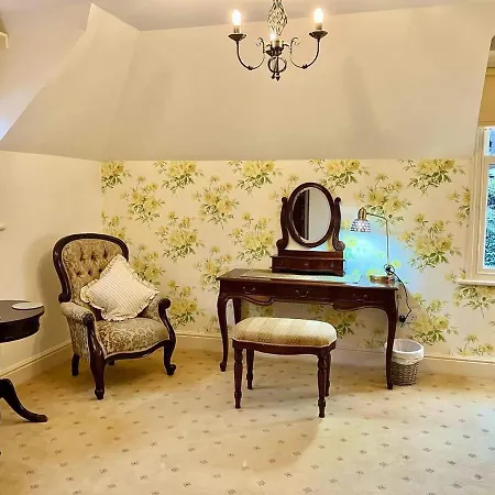 Storrs Gate House Bed & Breakfast